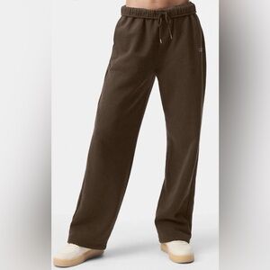 Women’s Alo Yoga Accolade Straight Leg Sweatpants in Espresso